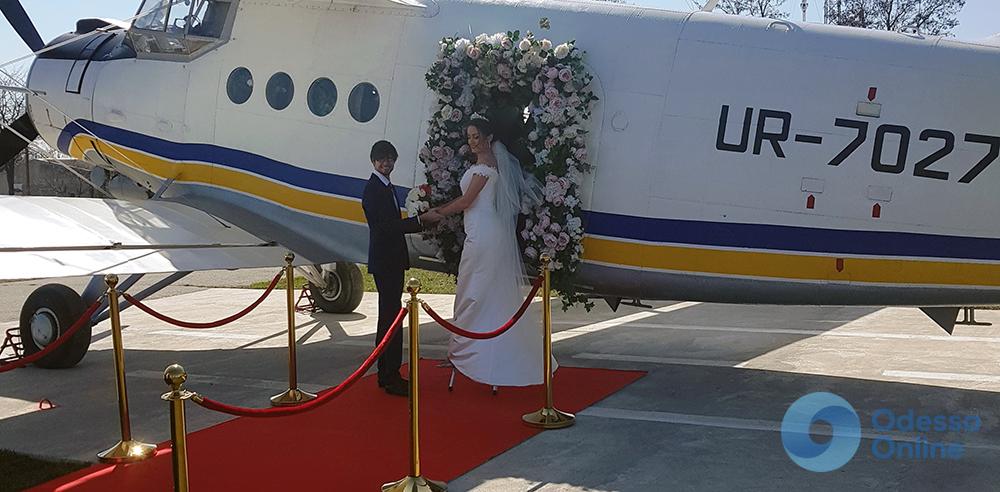Одесситы устроили свадьбу на высоте в 1000 метров над землей