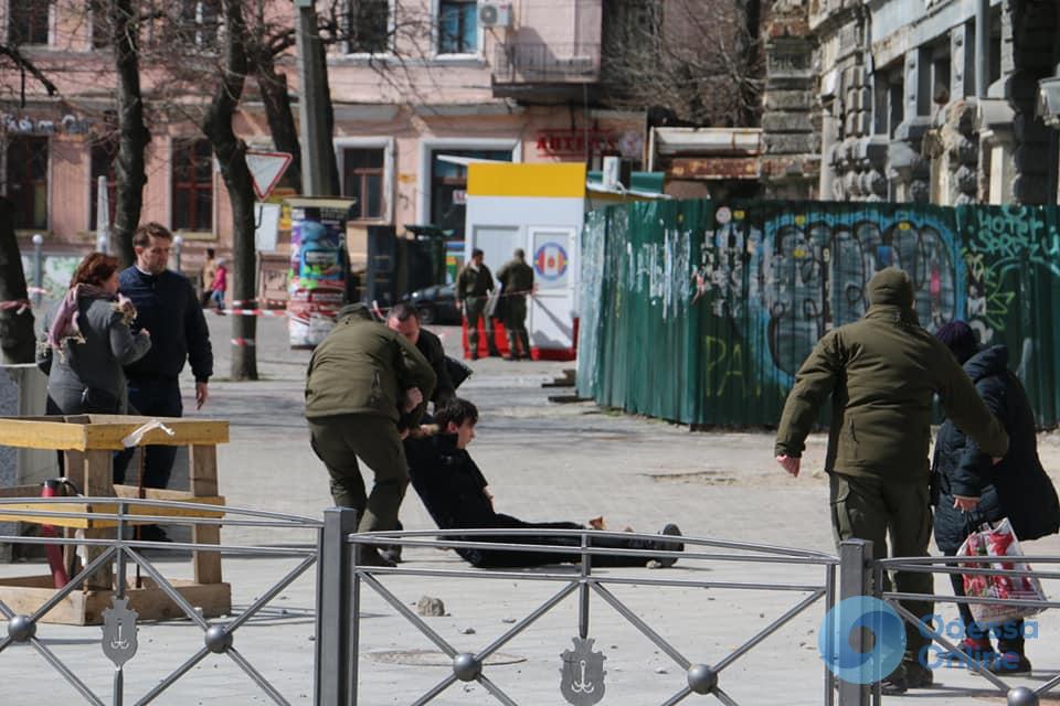 В центре Одессы на прохожего упал кусок фасада