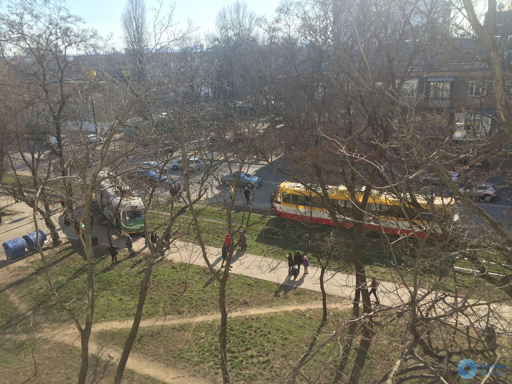 В Одессе с рельсов сошел трамвай