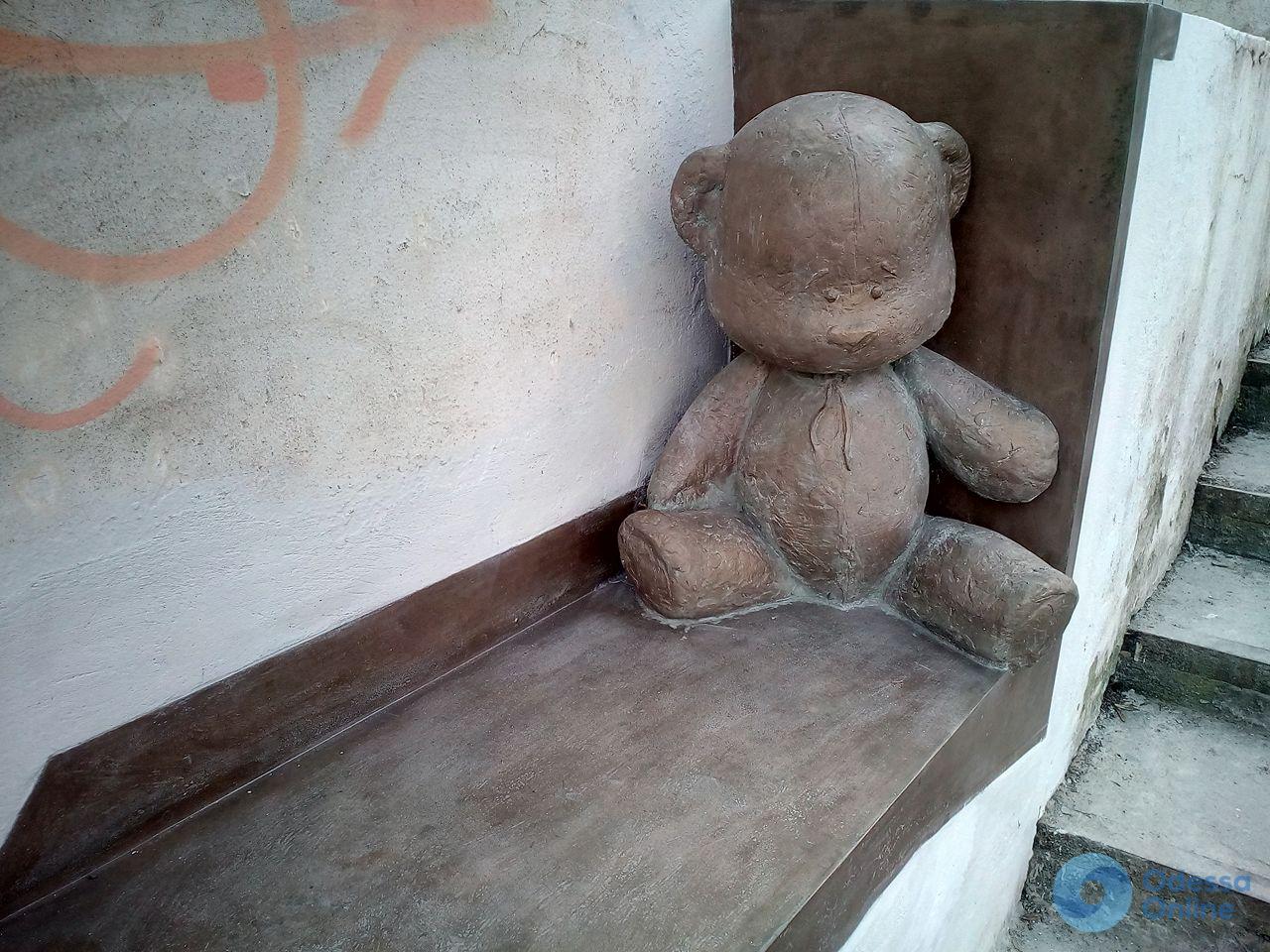 Забытая игрушка на бульваре Жванецкого: в Одессе появилась новая скульптура