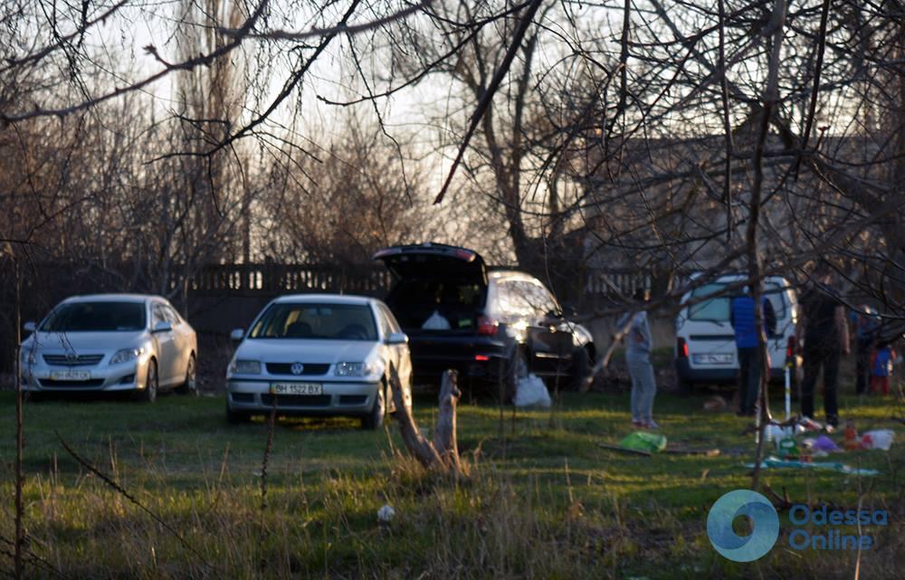 В зеленой зоне, на школьном дворе и даже на мусорнике — Одессу заполонили любители пикников