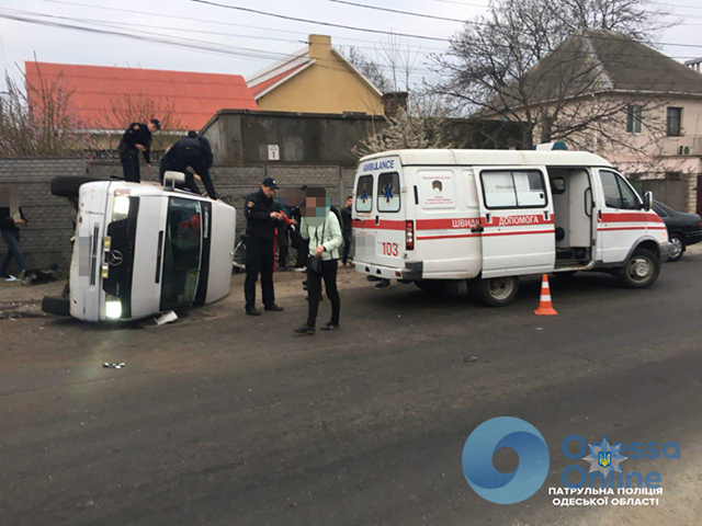 Mercedes взял на таран автобус: пострадали 11 человек