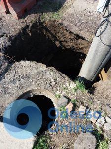 Очередной обвал в Одессе: электрический столб ушел под землю (ВИДЕО)