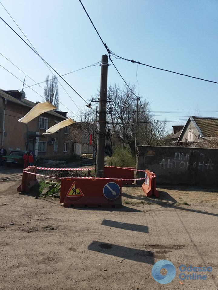Очередной обвал в Одессе: электрический столб ушел под землю (ВИДЕО)