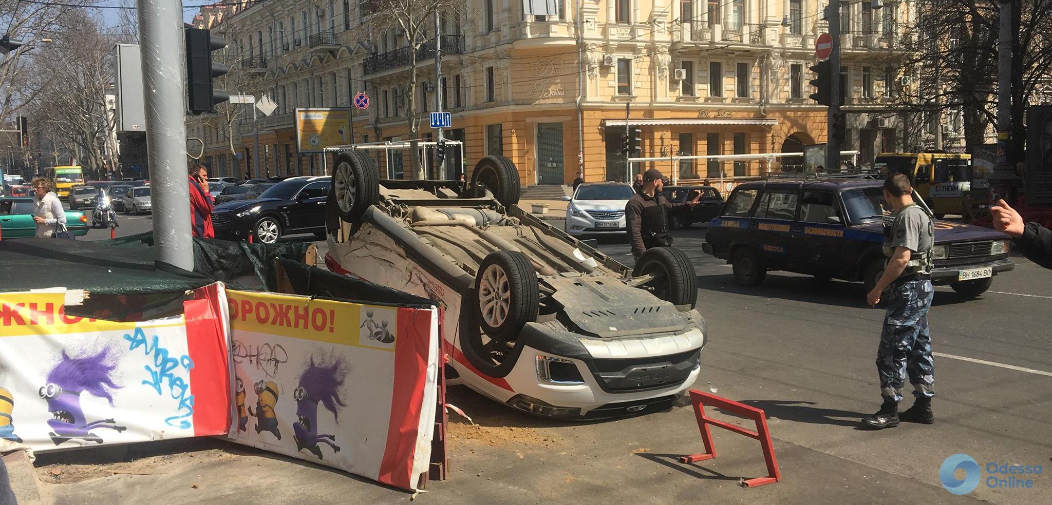 ДТП: автомобиль Infiniti перевернул машину одесских спасателей