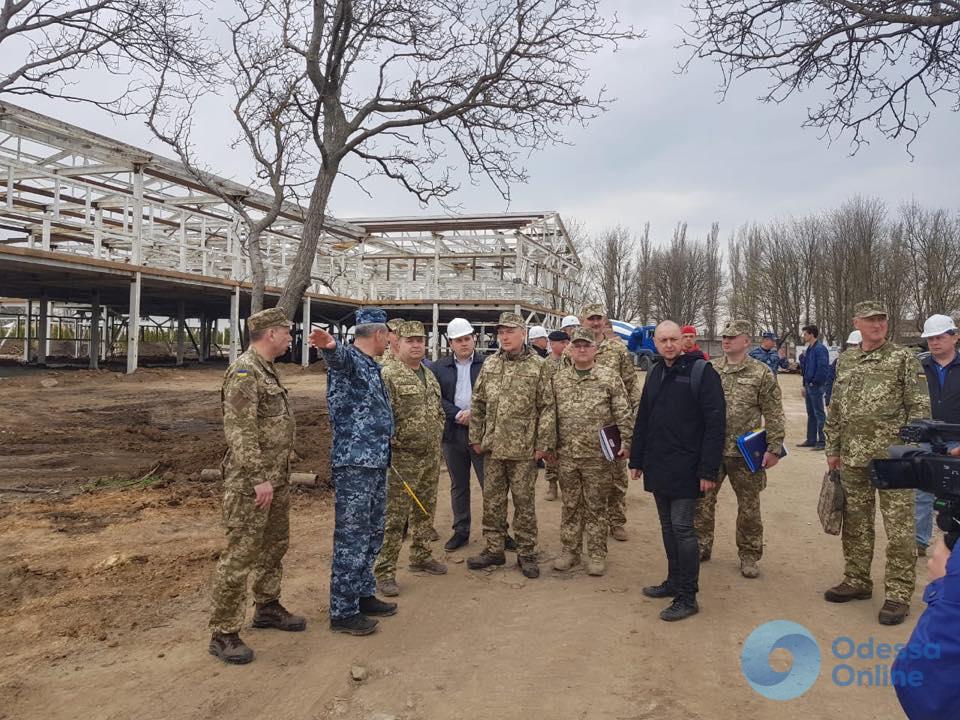 Министр обороны проинспектировал строительство военного городка под Одессой