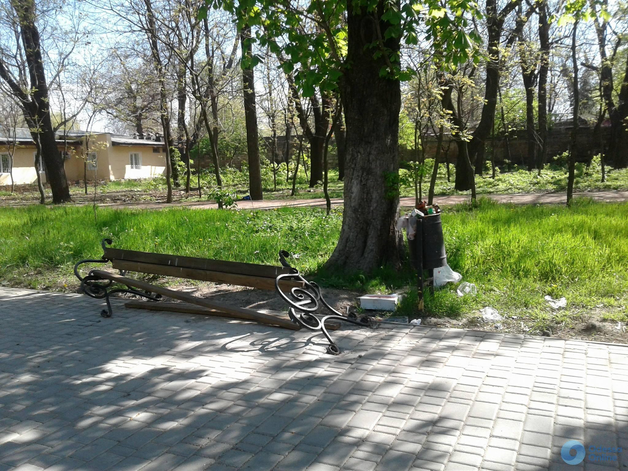 В одном из одесских парков вандалы сломали десять скамеек (фото)