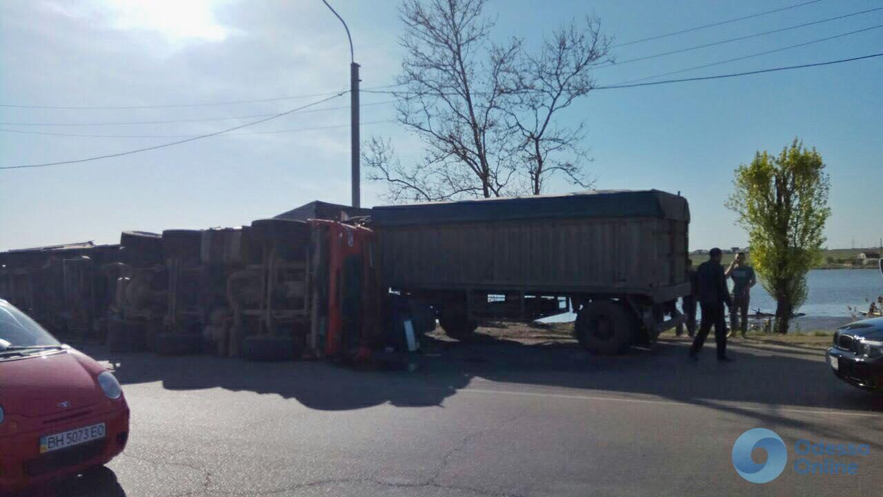 Под Черноморском столкнулись два грузовика (фото, видео)