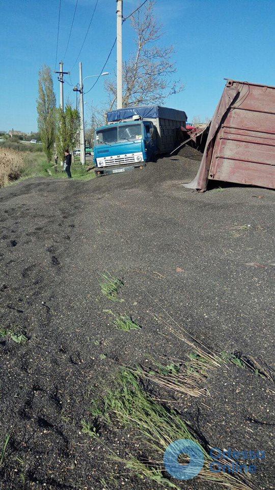 Под Черноморском столкнулись два грузовика (фото, видео)