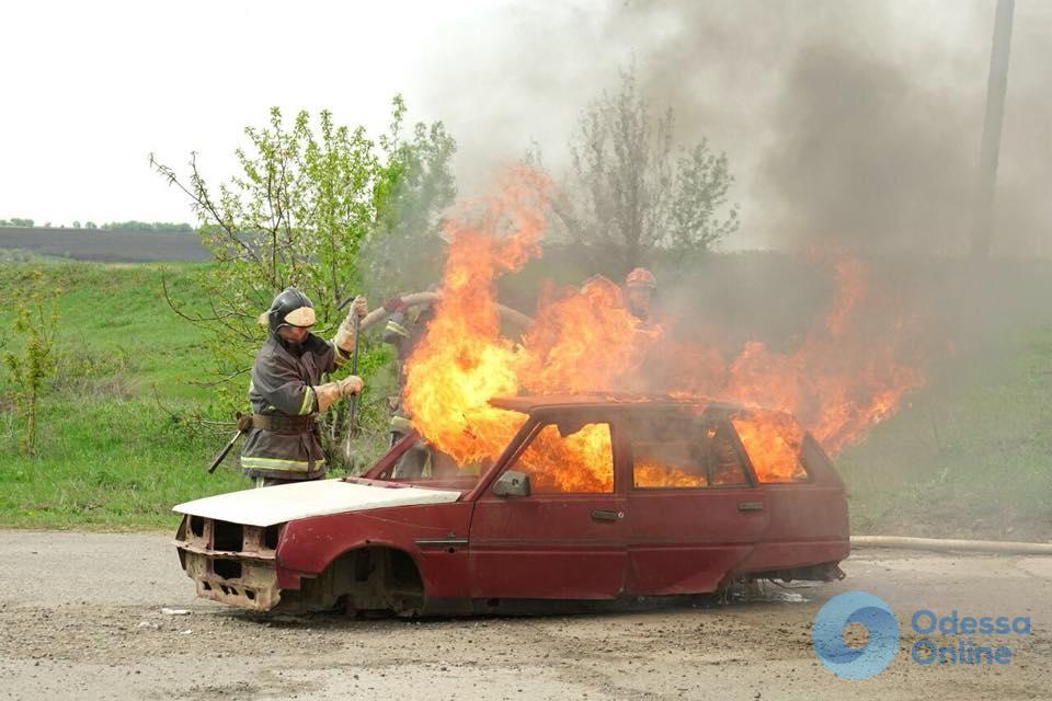 На трассе Одесса — Киев тушили горящий автомобиль