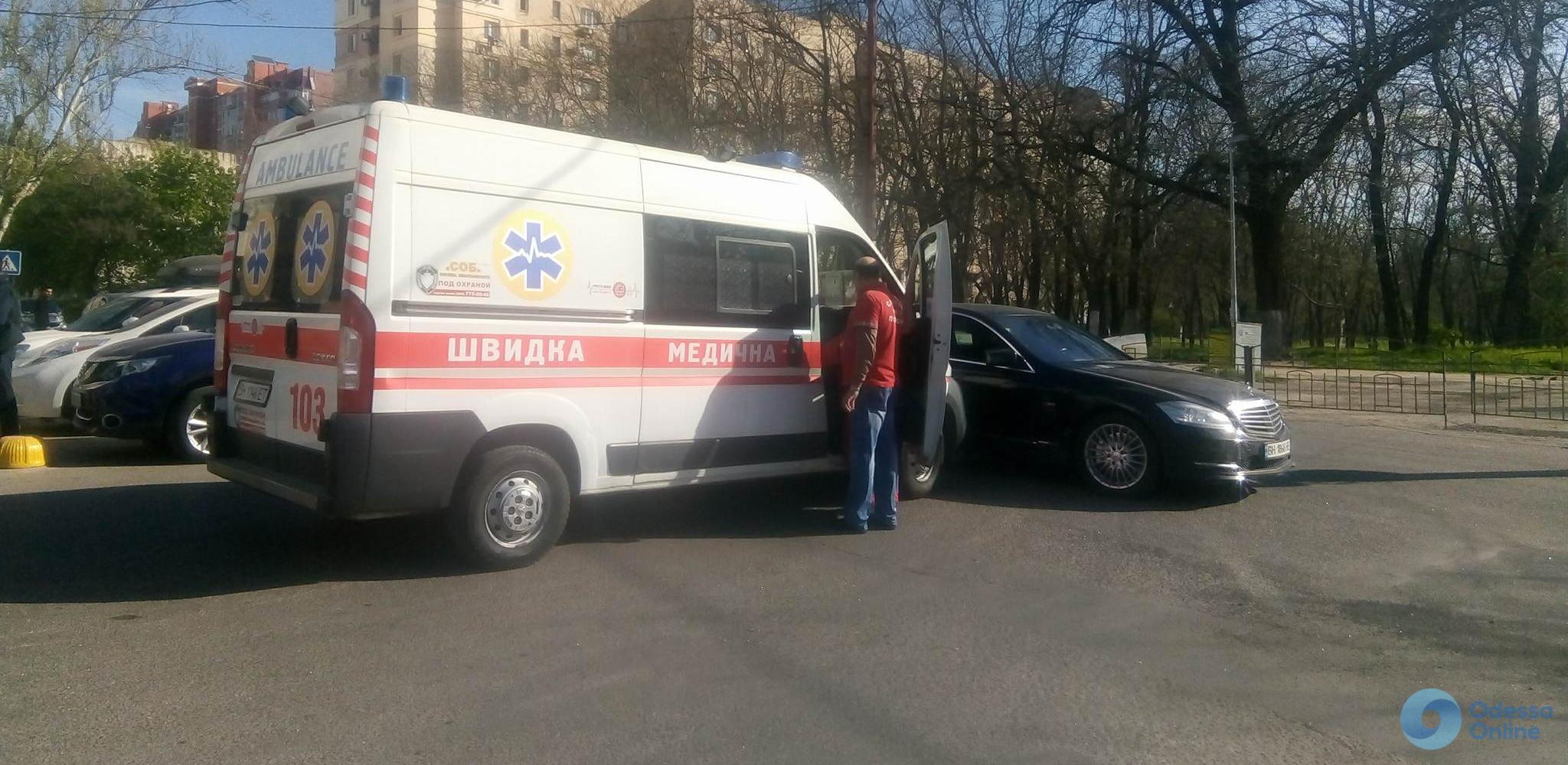 Карета скорой помощи взяла на таран Mercedes