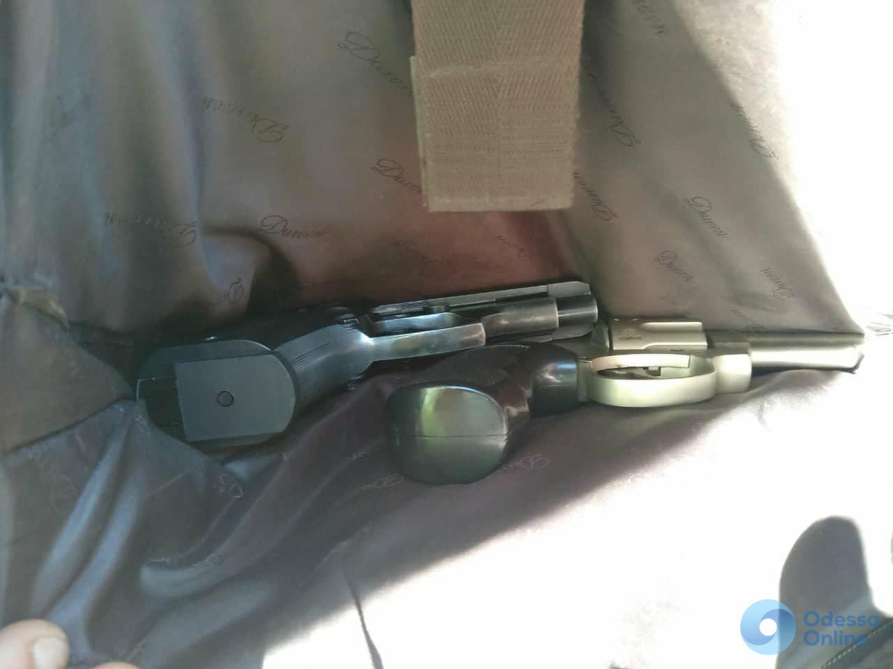 В Одессе двое в машине на «евробляхах» угрожали пистолетом