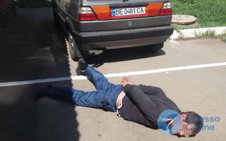 Одесса: угрожая ножом, разбойники отобрали у мужчины автомобиль