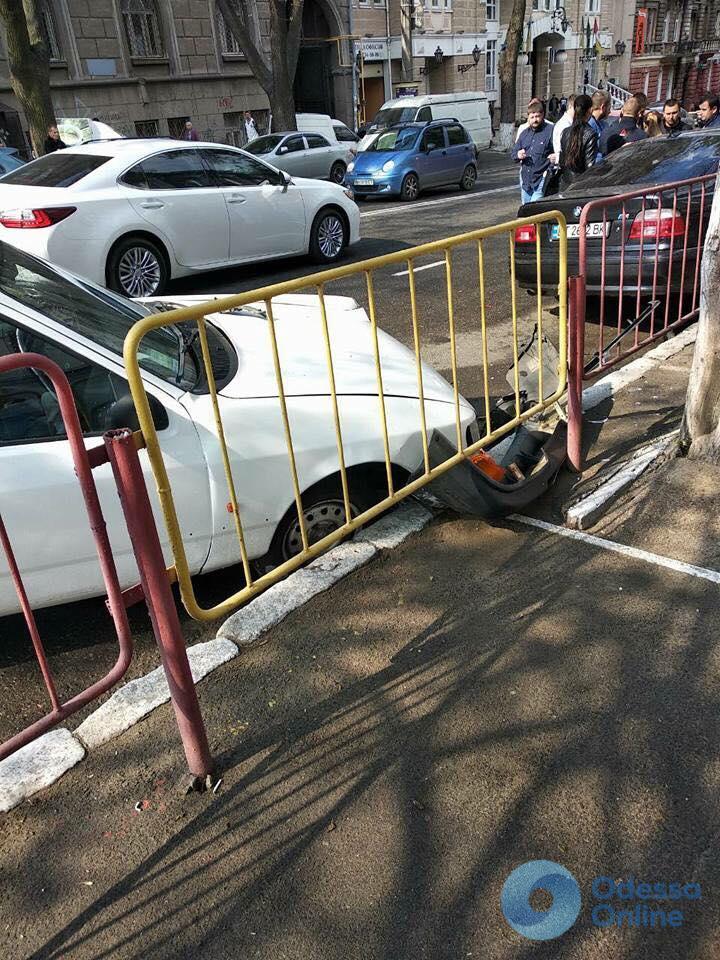 В Одессе девушка на BMW разбила две чужих машины