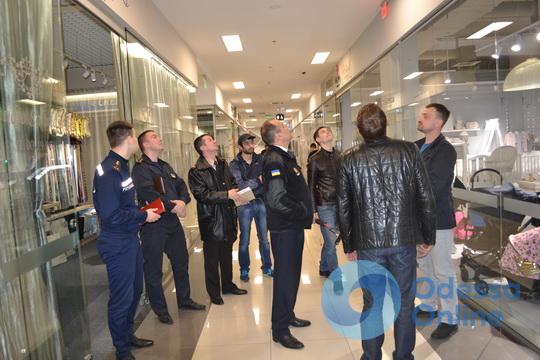 Спасатели проверяют торговые центры в Одессе