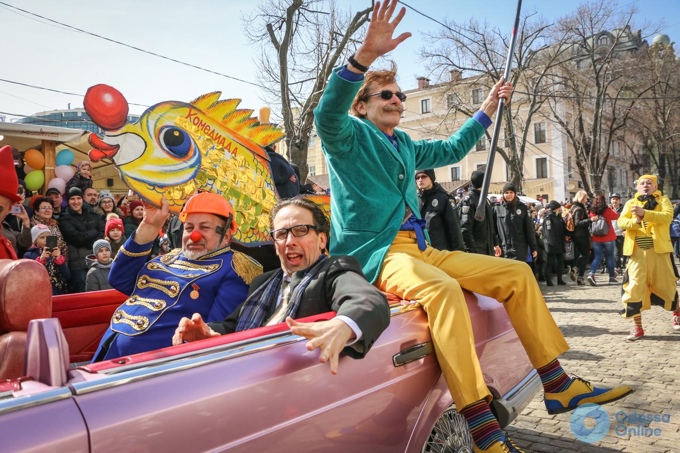 Дрифт-шоу и карнавальное шествие: как в Одессе проходит Юморина (видео)