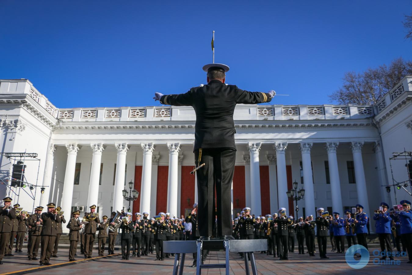 На Думской площади в Одессе играли духовые оркестры (фото)
