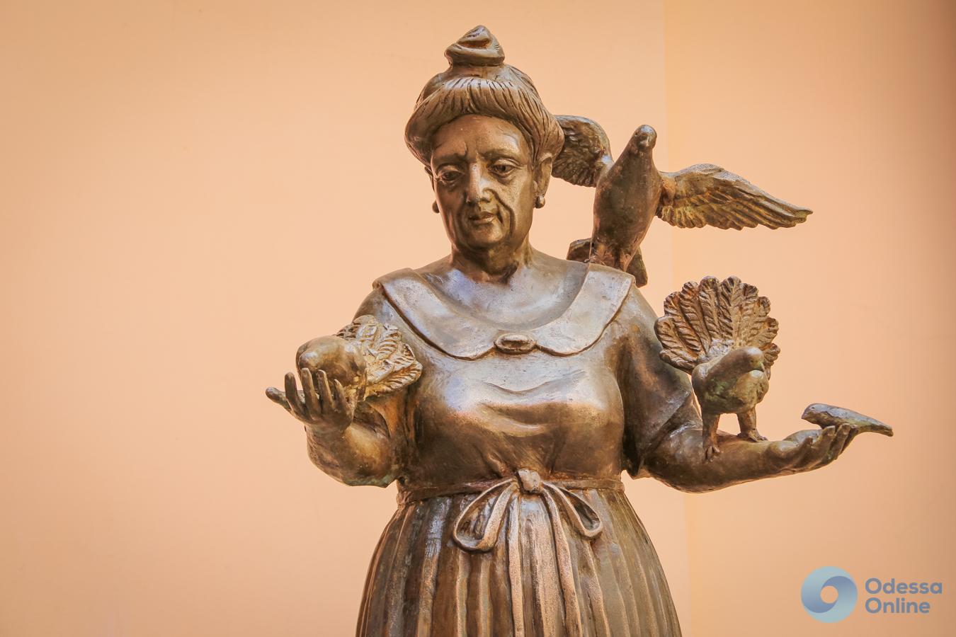 Во дворе музея-квартиры Утёсова установили скульптуру одесской бабушки