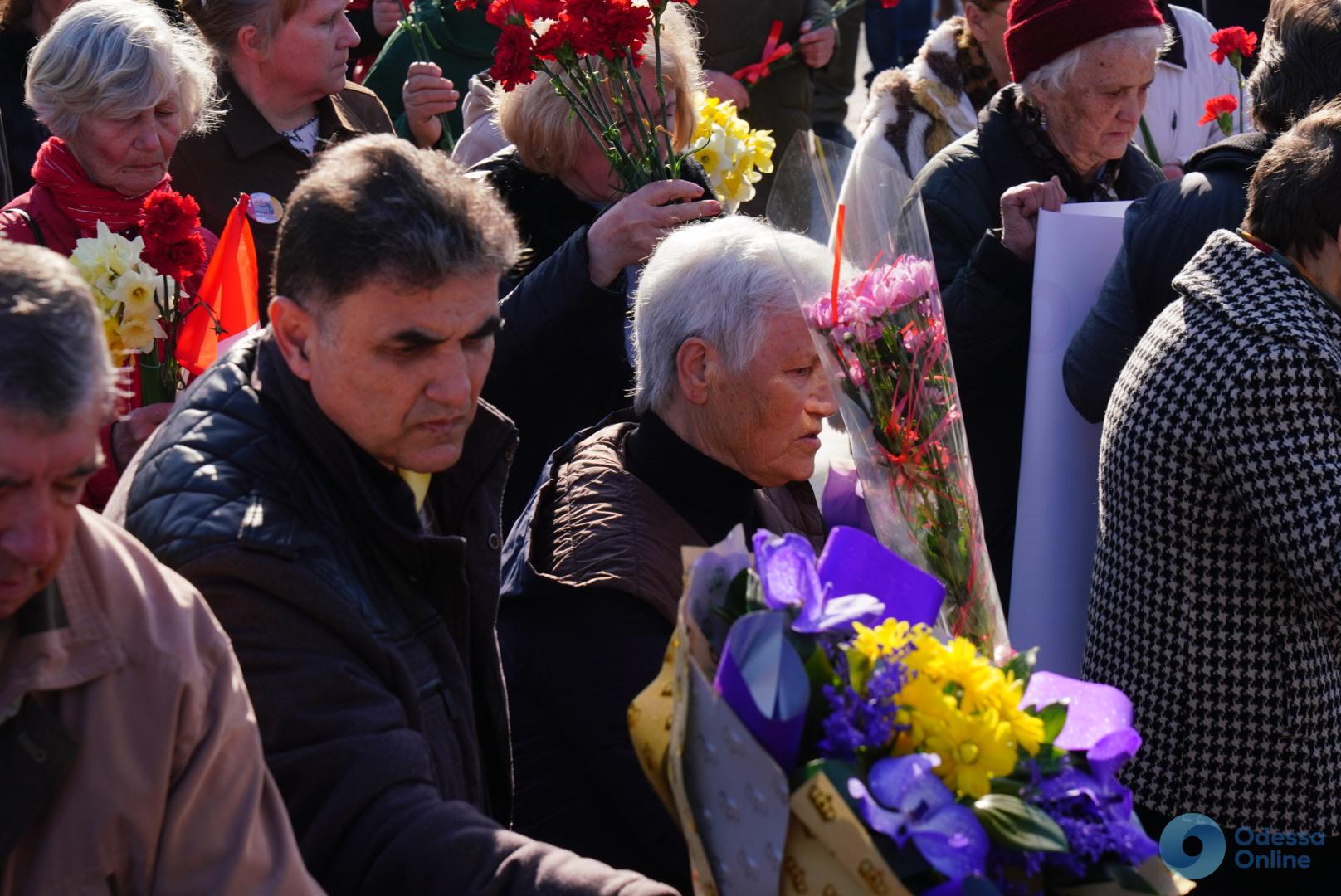 Почти без эксцессов: в Одессе «куликовцы» возложили цветы к памятнику Неизвестному матросу