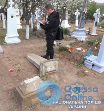 В Одесской области упавшая могильная плита убила трехлетнего ребенка