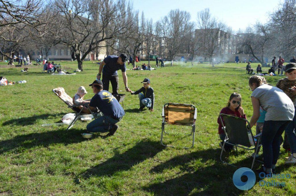 В зеленой зоне, на школьном дворе и даже на мусорнике — Одессу заполонили любители пикников