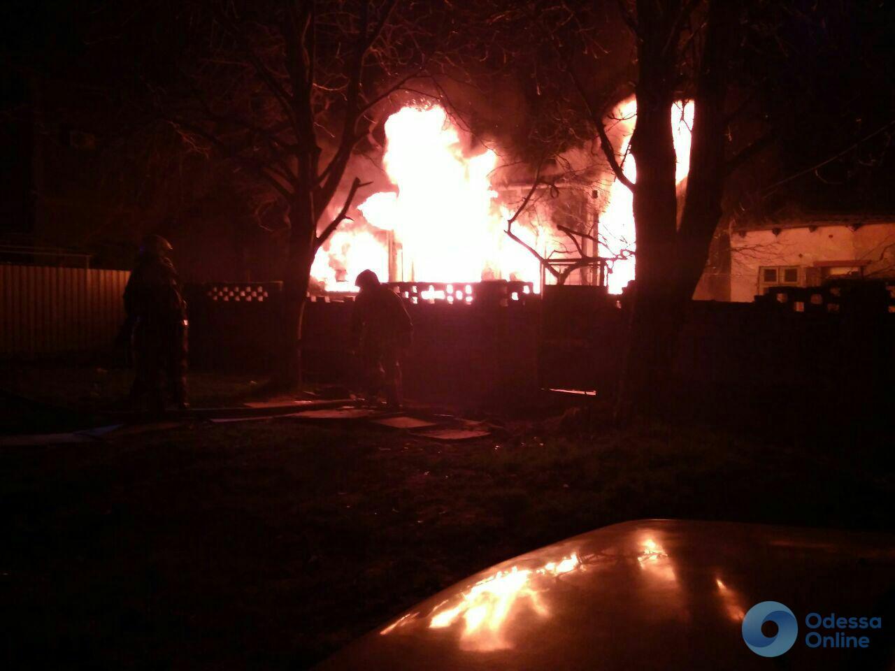 В Одессе семейные разборки закончились пожаром: дом сгорел дотла, супруги сбежали