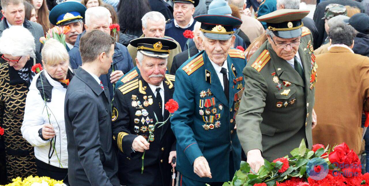День освобождения Одессы: люди возложили цветы к памятнику Неизвестному матросу