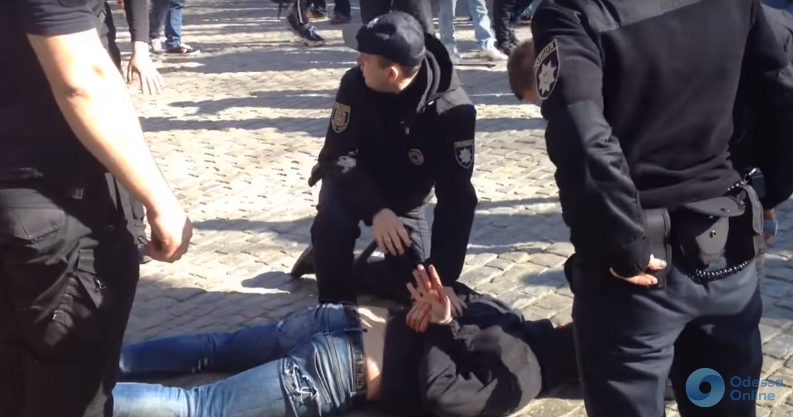 Хулиганство и нападение на полицейского: правоохранители задержали трех одесситов