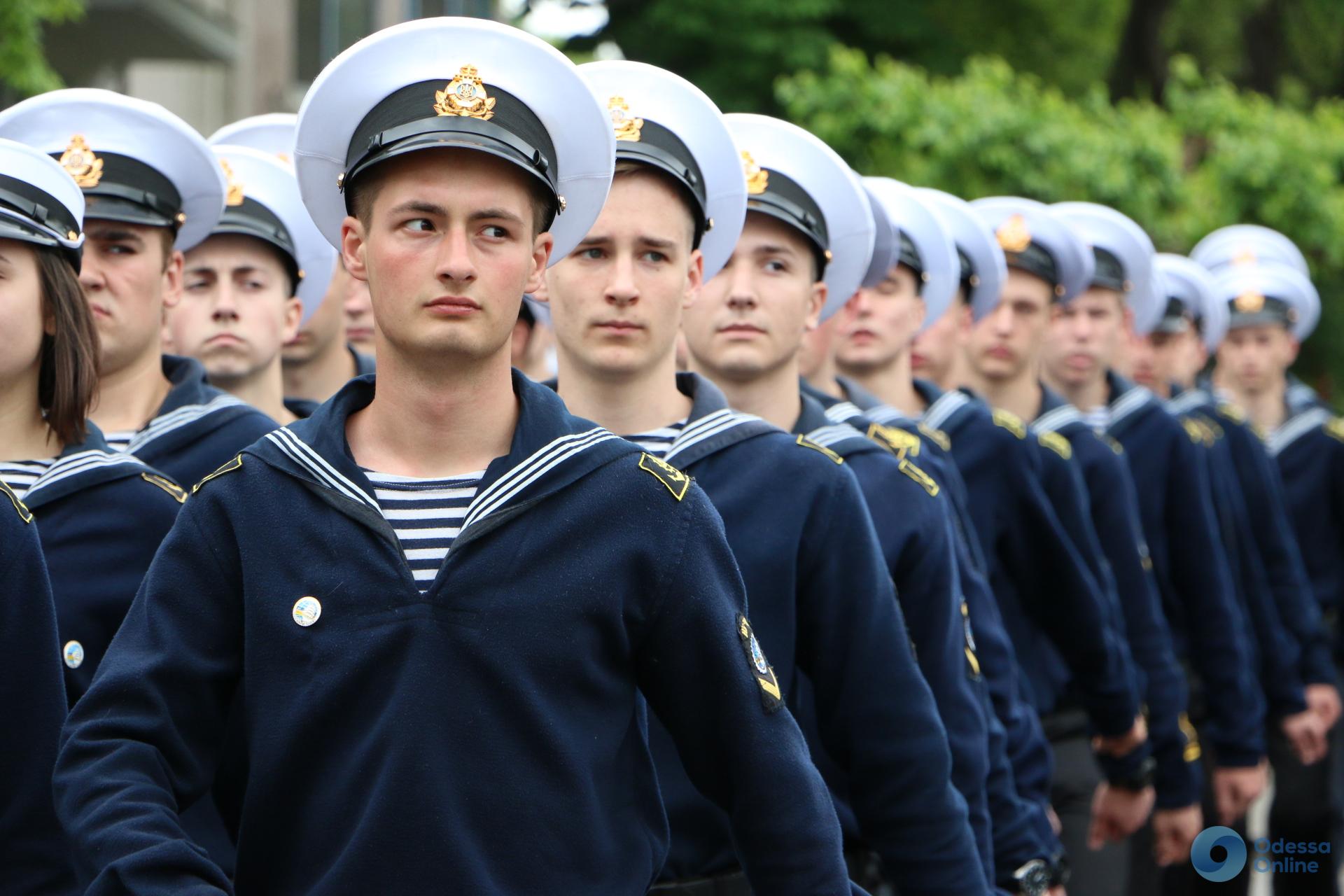 Курсанты «Одесской морской академии» прошли маршем по центру города