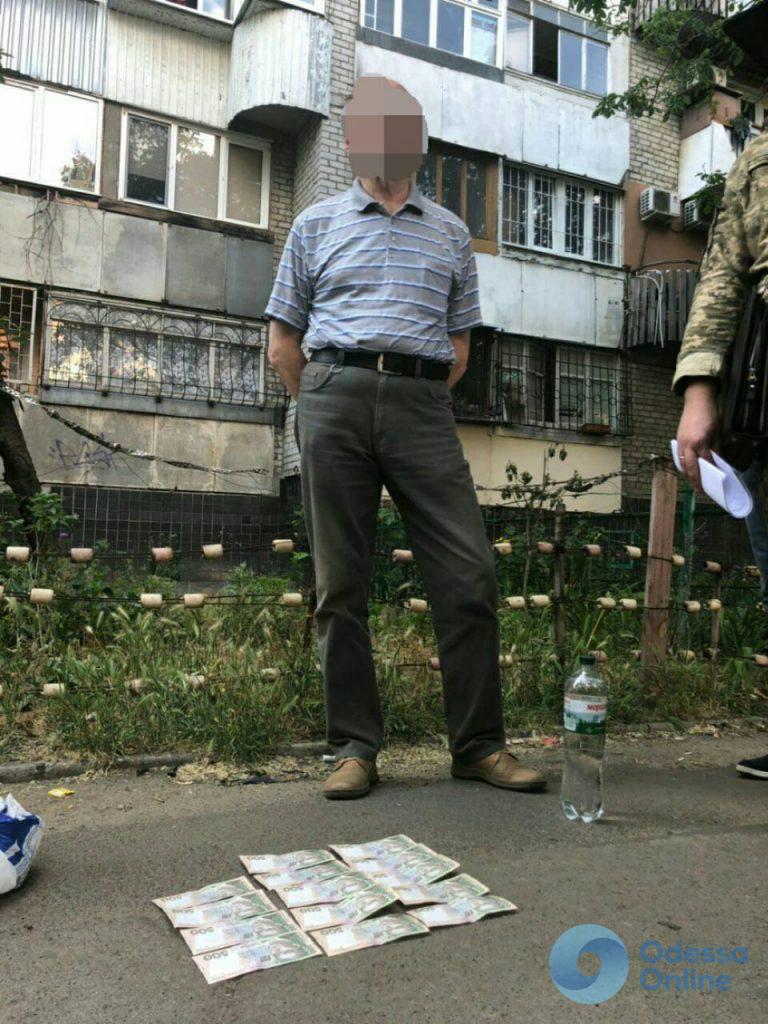 Врач Малиновского военкомата попался на взятке в Одессе