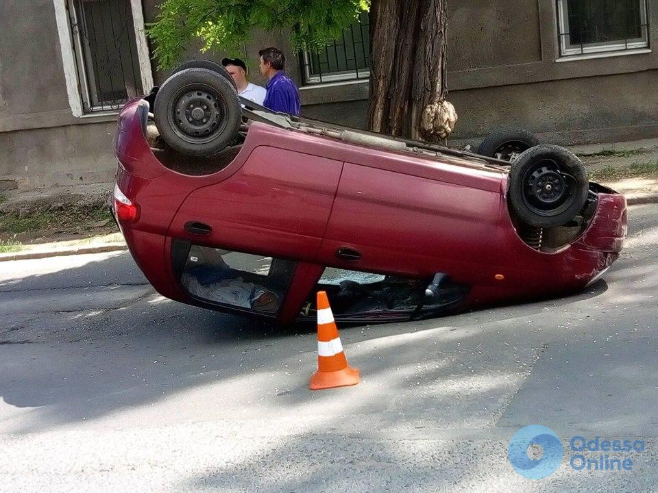 В Одессе автомобиль перевернулся на крышу