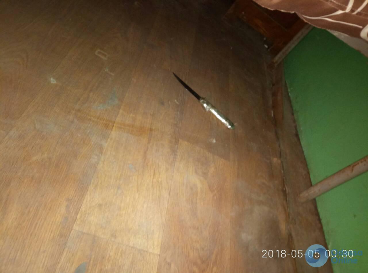 В одесском общежитии мужчина пырнул ножом своего собутыльника