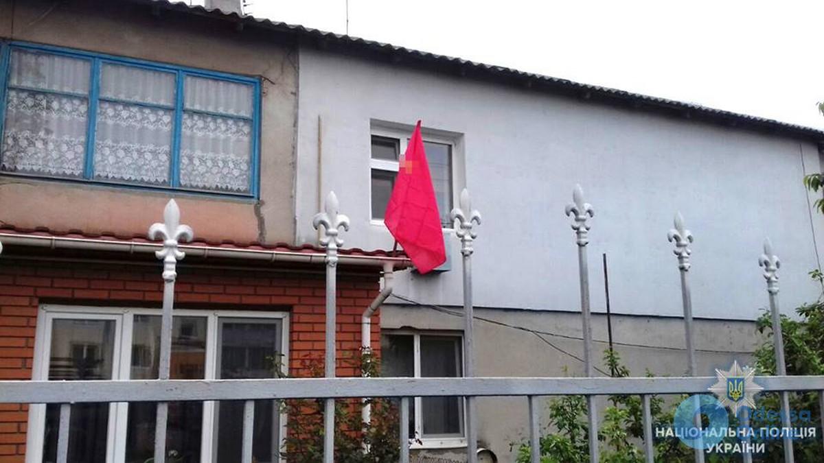 Одессит вывесил из окна многоэтажки советский флаг (фотофакт)