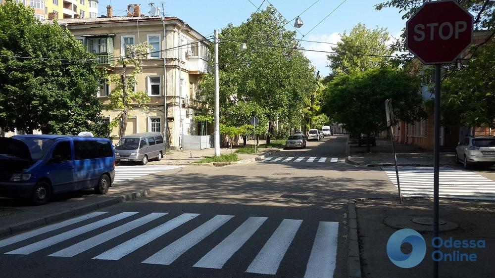 В Одессе устанавливают дорожные знаки и обновляют разметку