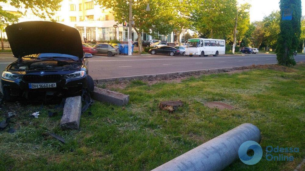 На проспекте Шевченко иномарка слетела с дороги и протаранила бетонный бордюр