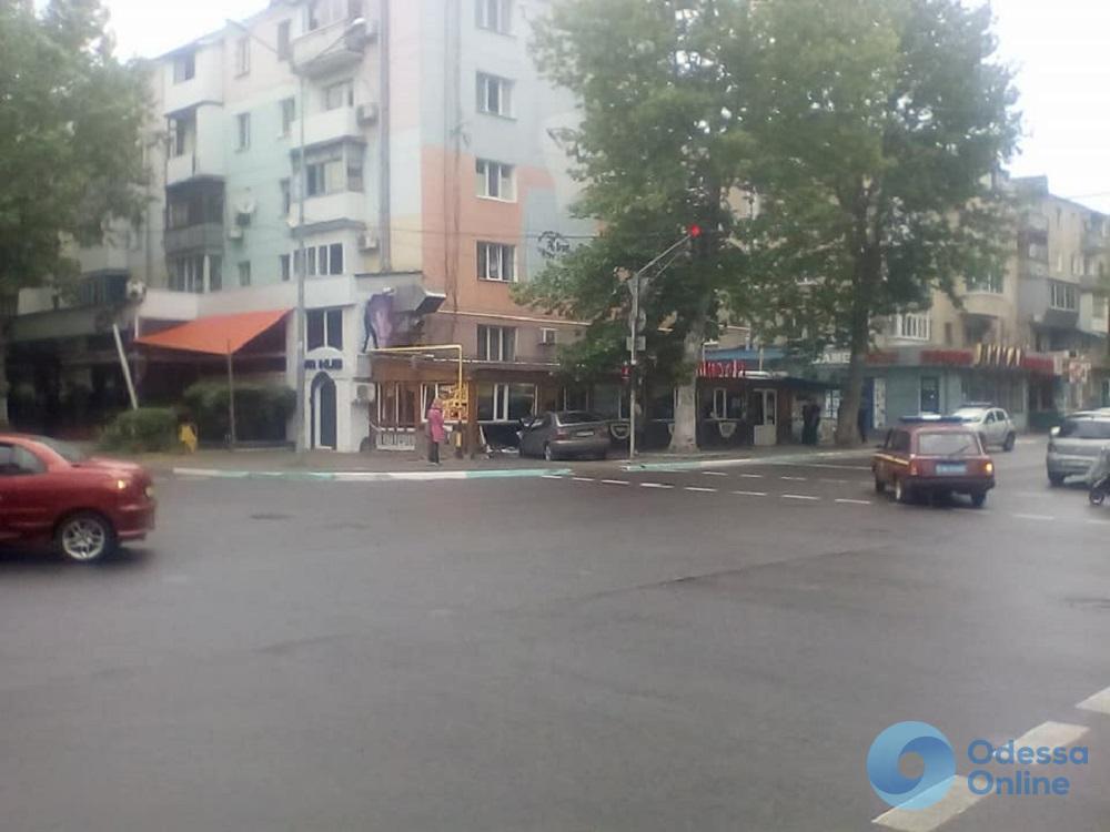 В Черноморске автомобиль на большой скорости въехал в кафе