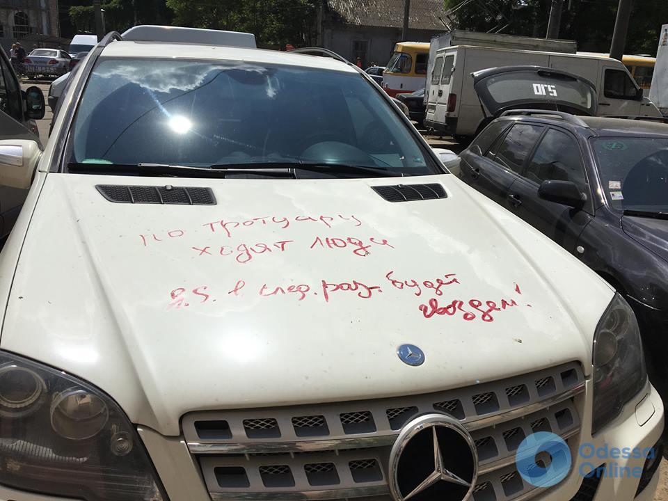 «В следующий раз будет гвоздем»: в Одессе автохаму напомнили о правилах парковки (фотофакт)