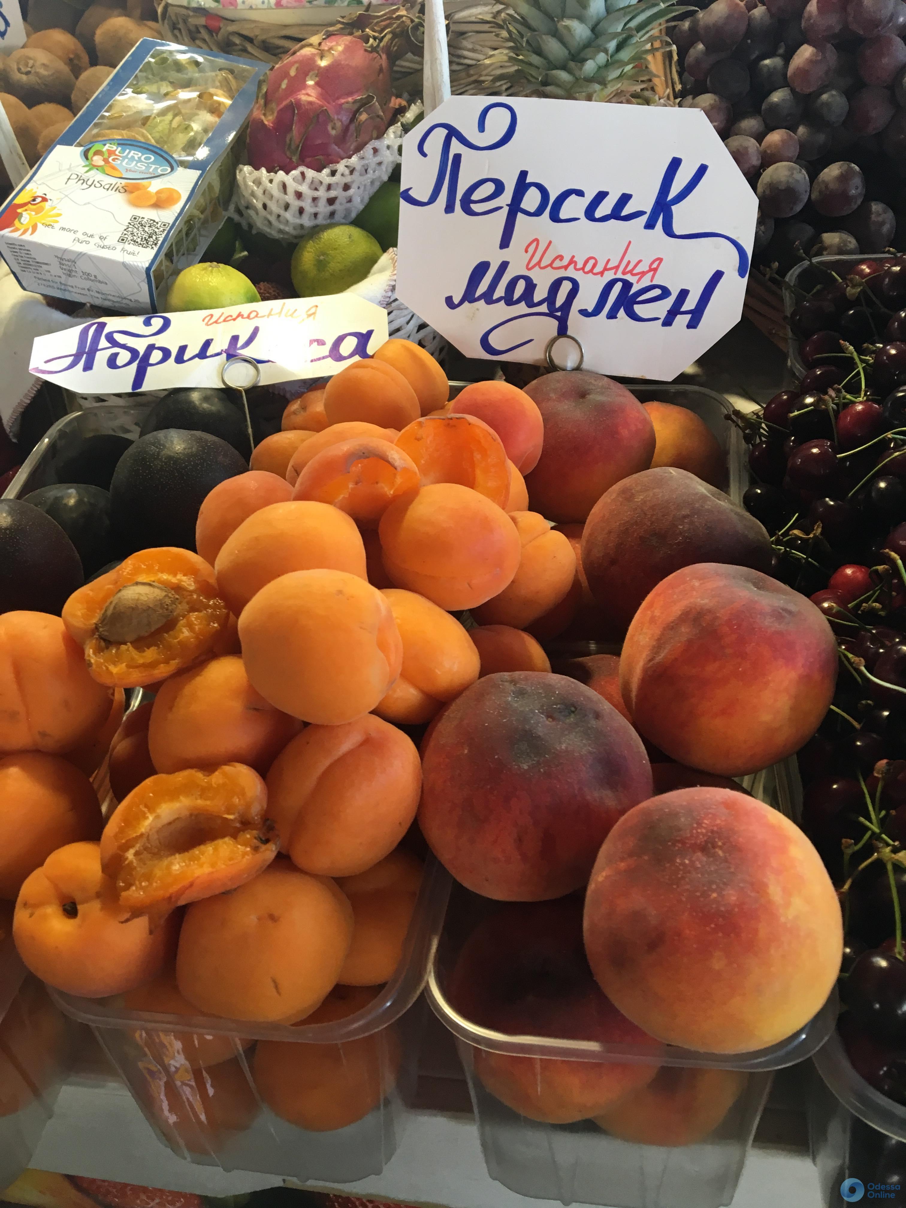 Клубника, персики и абрикосы: актуальные цены на «Привозе»