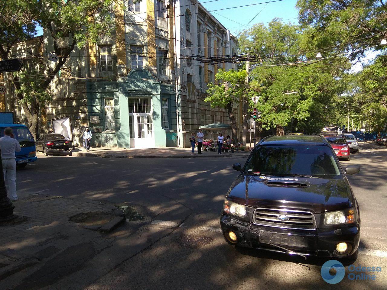 ДТП в центре Одессы: иномарка снесла рекламный щит