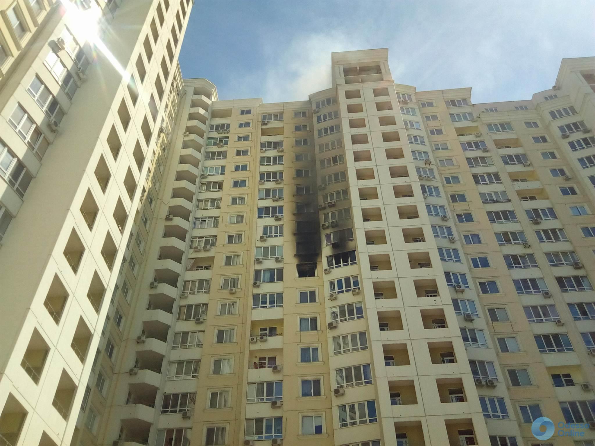 В одесской многоэтажке горит квартира (обновлено)