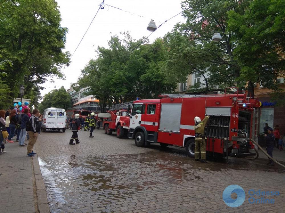 На Дерибасовской загорелся ресторан (обновлено)