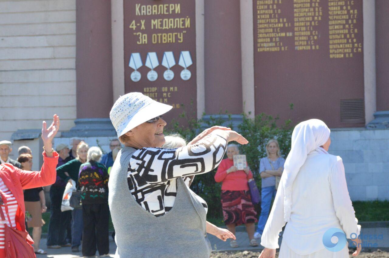 Первомайский митинг в Одессе: лозунги, драка, танцы и штраф за неправильную парковку