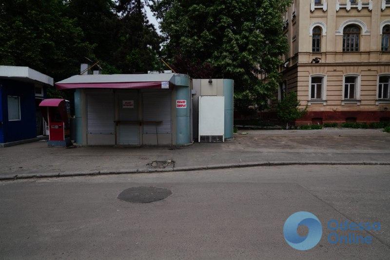 Отравление в Одессе: летнюю площадку шаурмичной уже снесли (фотофакт)