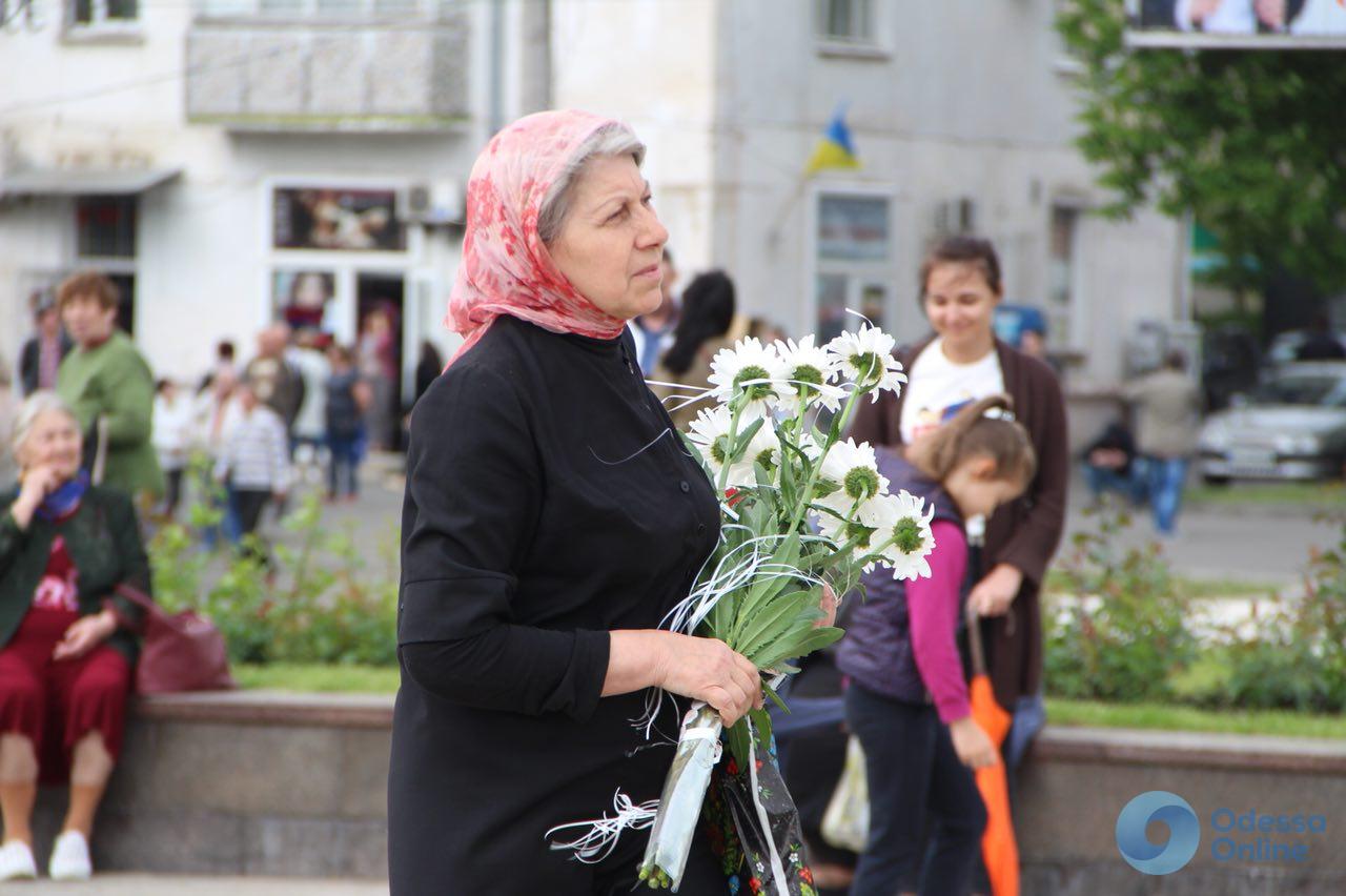 Одесситы возложили цветы к стеле «Крылья Победы»