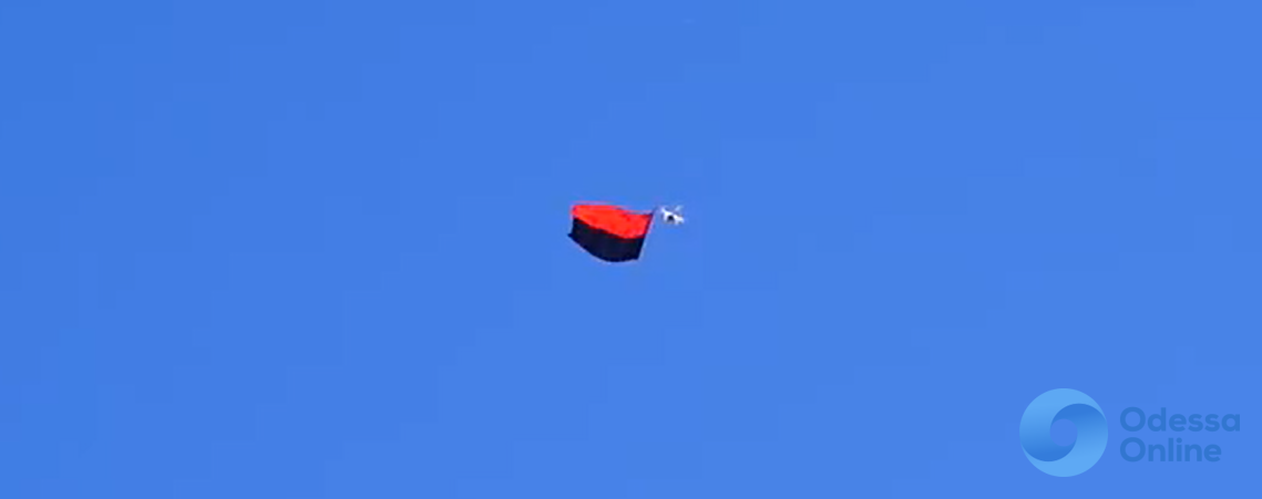 Над Куликовым полем запустили коптер с красно-черным флагом (видеофакт)