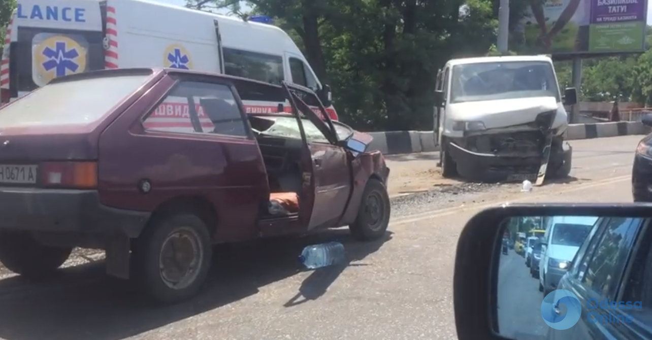 В Одессе столкнулись легковушка и микроавтобус: есть пострадавшие (обновлено)