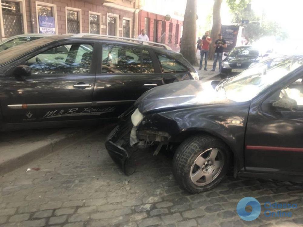 В центре Одессы лишенный прав пьяный водитель врезался в два автомобиля