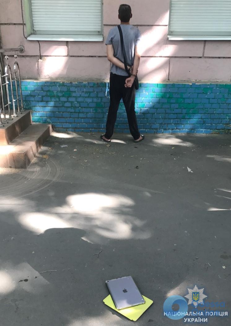 В Одессе рецидивист украл из детской больницы планшеты