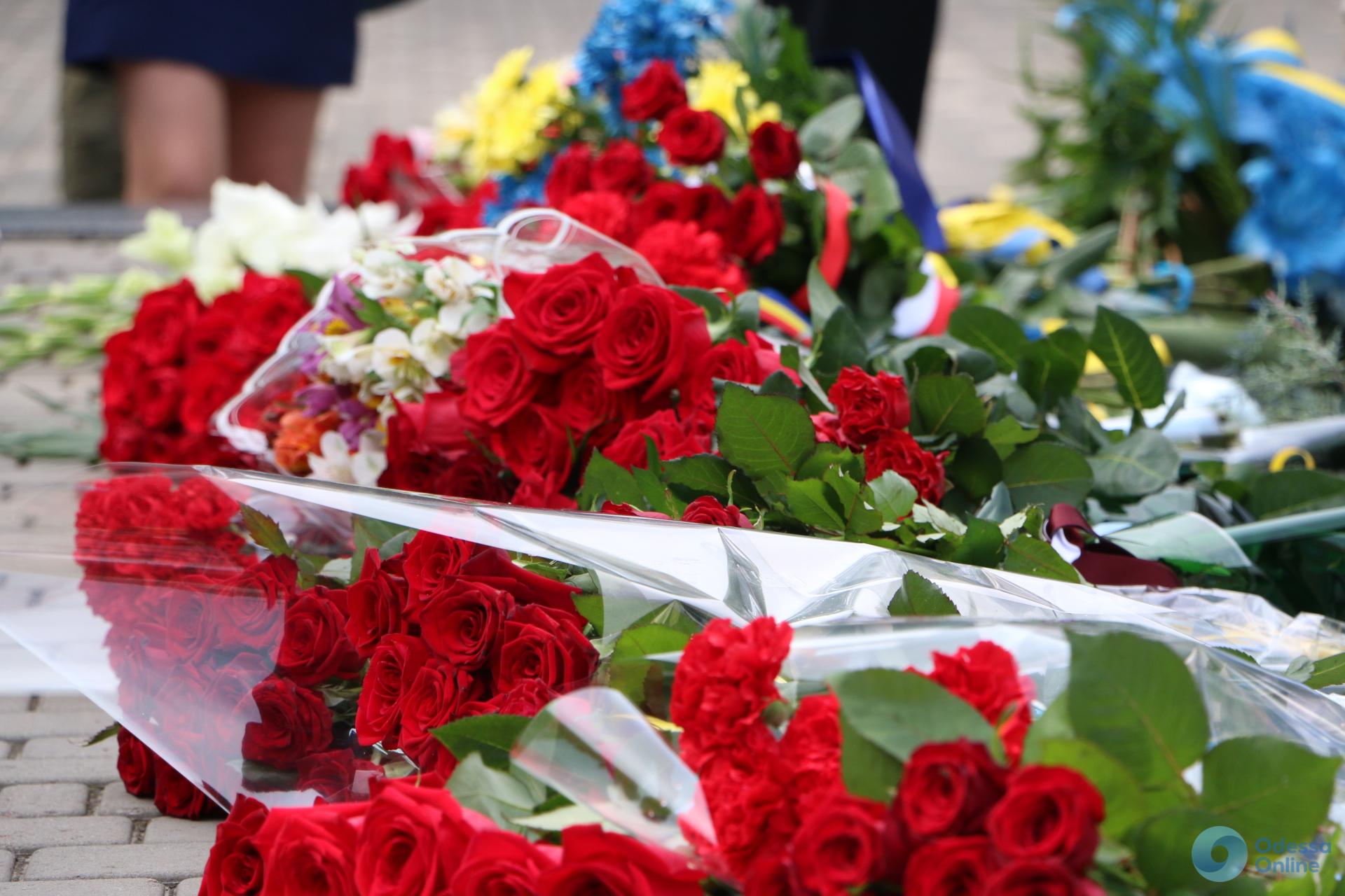 День Конституции в Одессе: к памятнику Шевченко возложили цветы