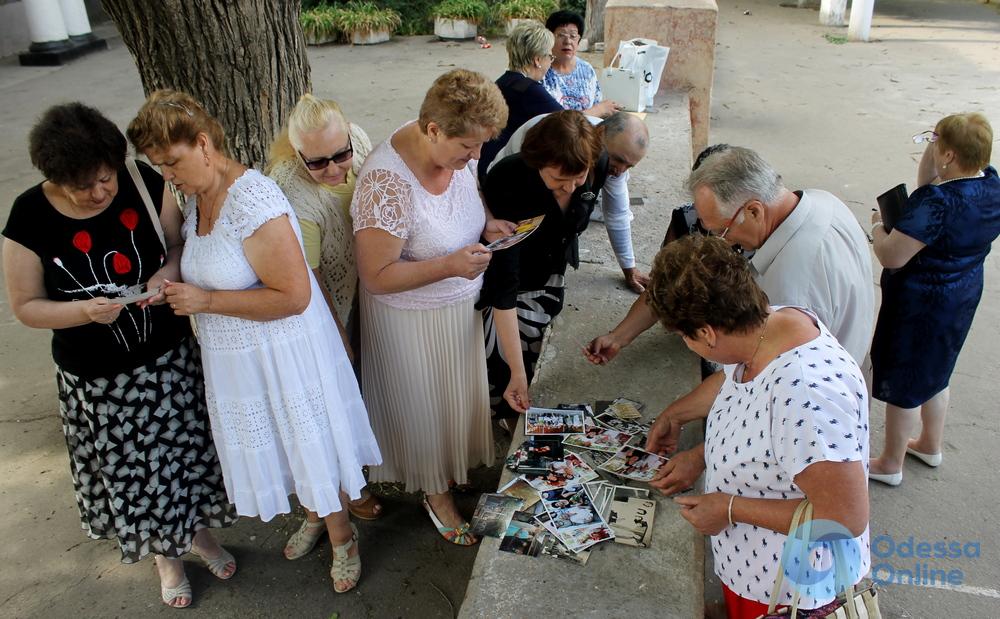 Выпускники одесской школы №110 отметили 45-летие окончания учебы: в здание учеников-пенсионеров не впустили
